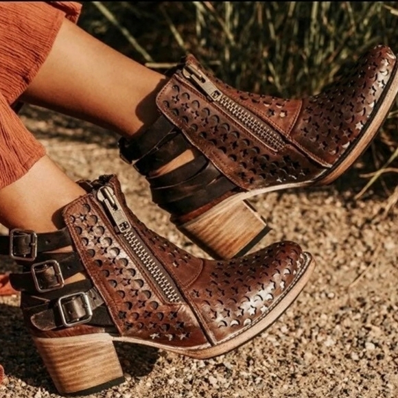 Rare FreeBird DAHLIA Brown Dahlia Star/ Moon Cutout Boots size 7 - Picture 1 of 15